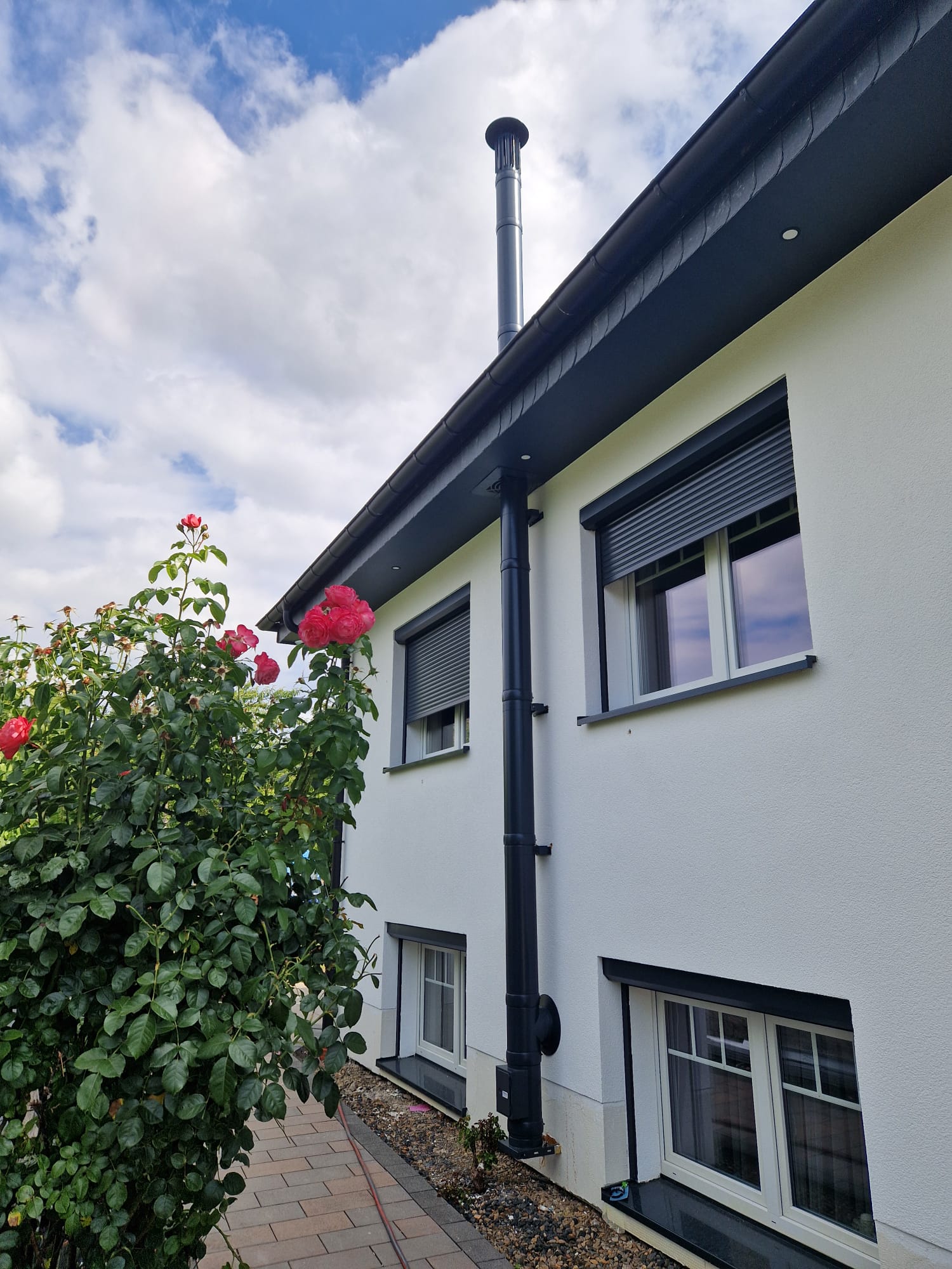 Doppelwandiger Edelstahlschornstein in Anthrazit