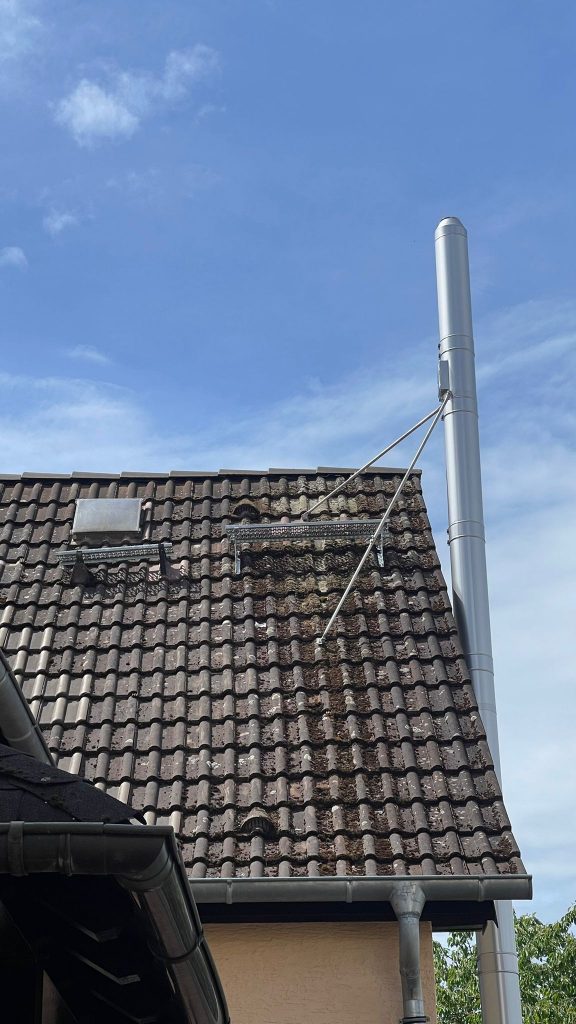 Doppelwandiger Außenschornstein mit zusätzlicher Abspannung