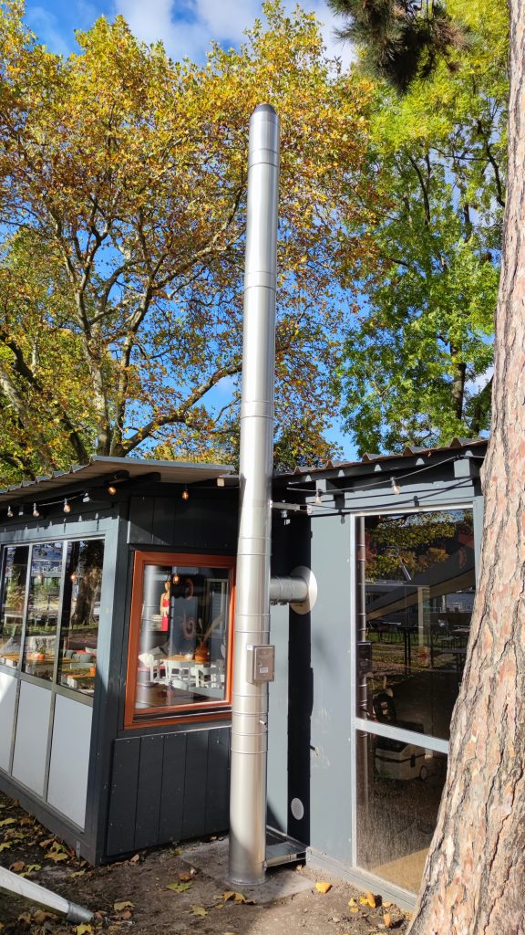 doppelwandiger Edelstahlschornstein am Weinstand in Rüdesheim